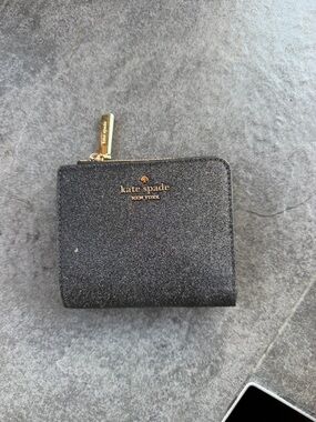 Kate Spade New York Glitter Finished L-zip Bifold Wallet Black